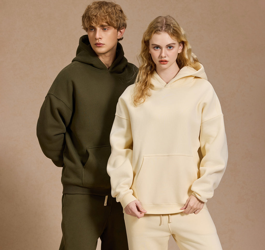 GMabcd 350G fleece-lined oversized hoodie lifestyle view 4
